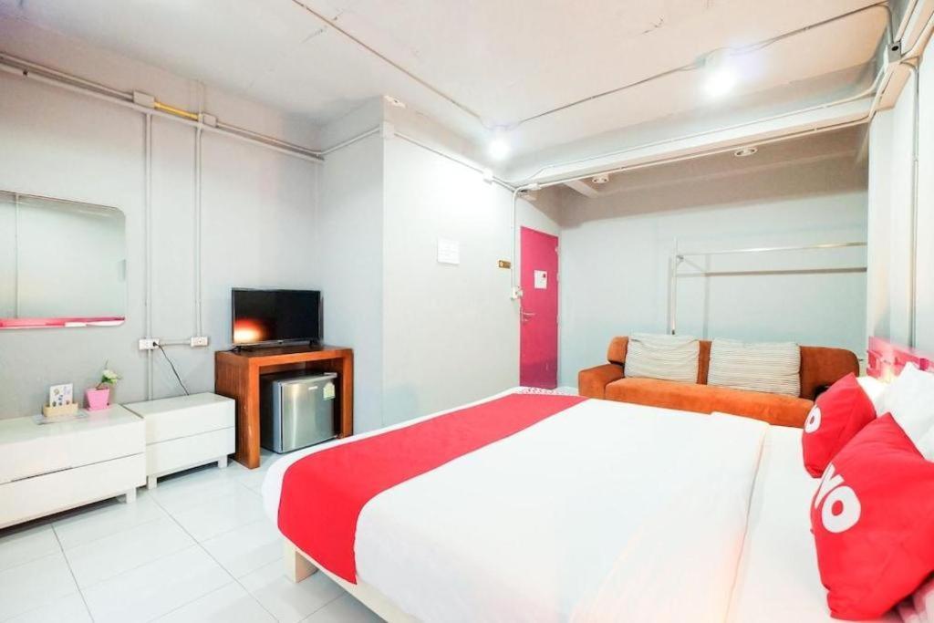 Oyo 292 The Oddy Hip Hotel Patong Exterior photo