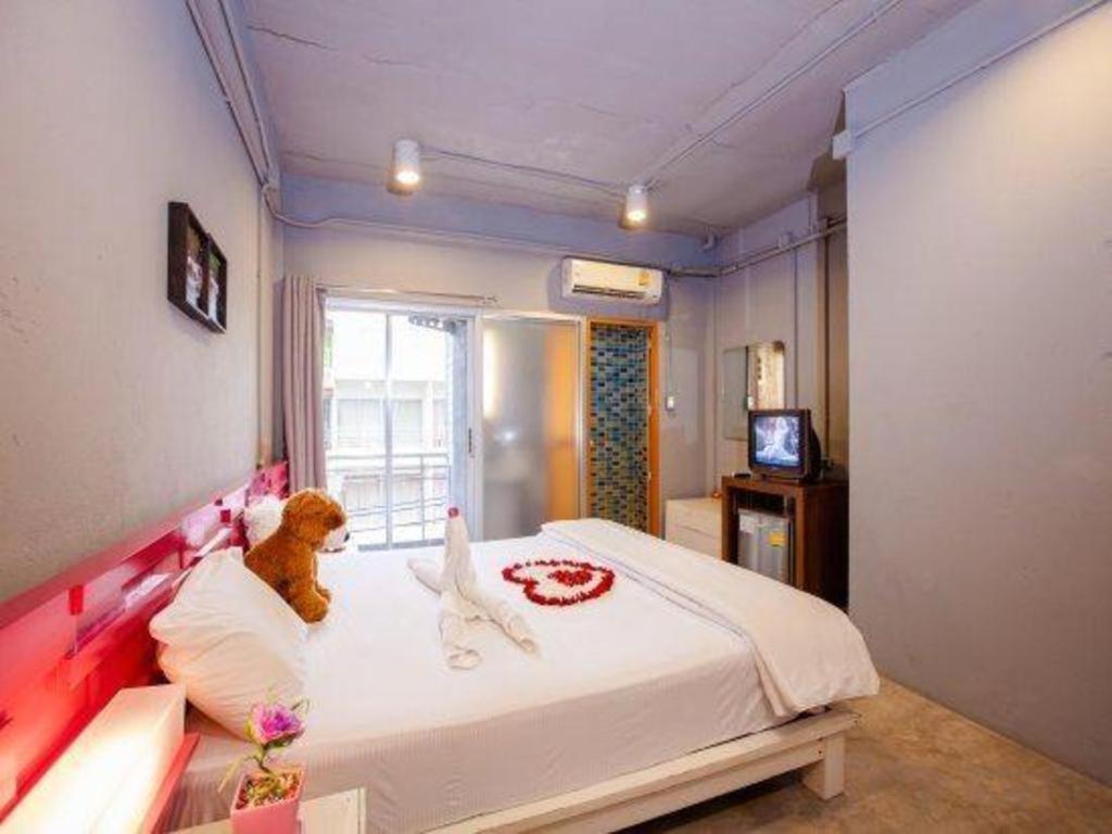 Oyo 292 The Oddy Hip Hotel Patong Exterior photo