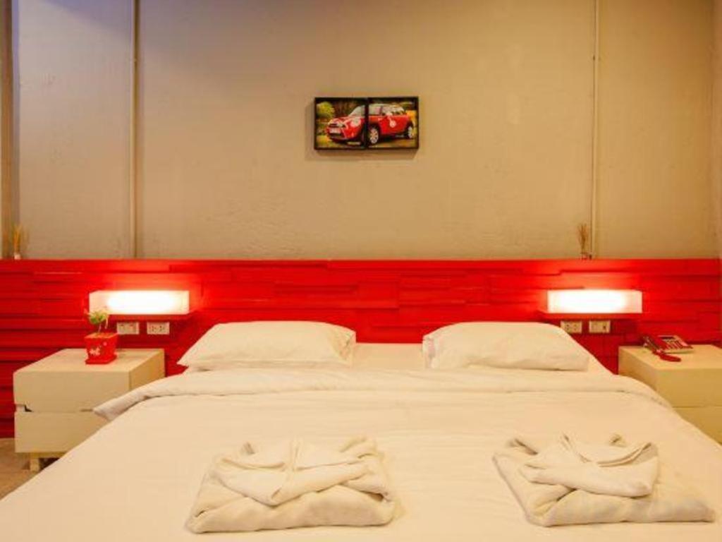 Oyo 292 The Oddy Hip Hotel Patong Exterior photo