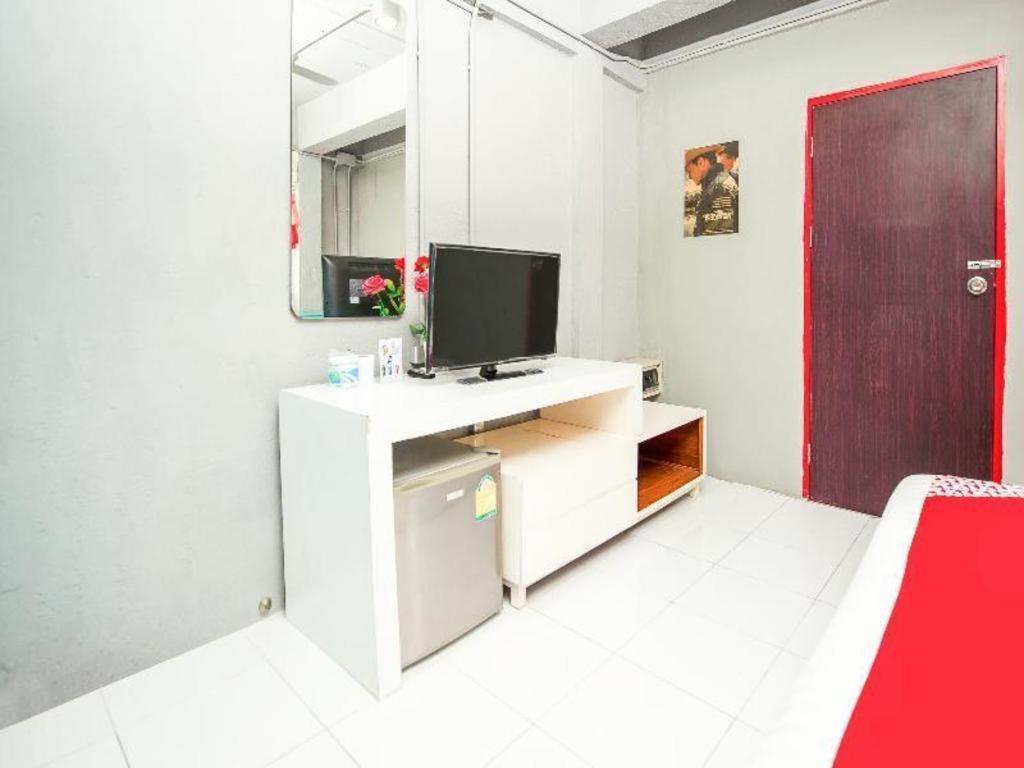 Oyo 292 The Oddy Hip Hotel Patong Exterior photo